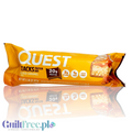 Guiltfree baton proteinowy Quest Stacks Salted Caramel w żółtym opakowaniu z grafiką karmelowego nadzienia