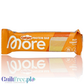 Baton proteinowy Guiltfree More Nutrition Chewy Peach Yoghurt w pomarańczowym opakowaniu z białą czekoladą