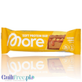 Baton proteinowy Guiltfree More Nutrition Caramel Crunch w żółtym opakowaniu z grafiką czekolady i karmelu