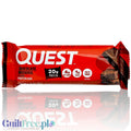 Baton proteinowy Guiltfree Quest Bar o smaku czekoladowego brownie w czerwonym opakowaniu z informacją o 20g białka.