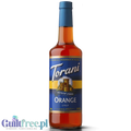 Butelka syropu Guiltfree Torani Orange bez cukru o pojemności 0,75L z dołączoną złotą pompką dozującą na białym tle.