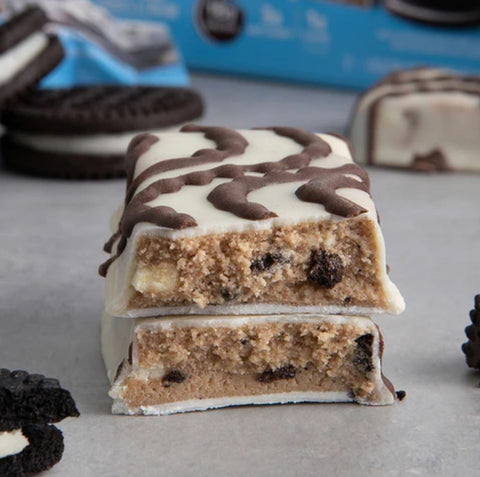 Quest Bar Dipped Cookies & Cream - baton ciasteczkowy w polewie, 18g białka & 180kcal