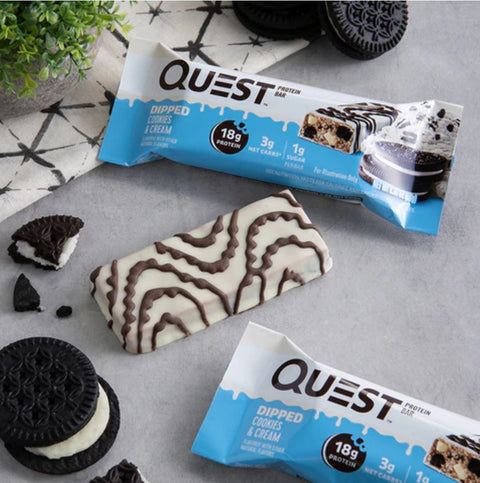 Quest Bar Dipped Cookies & Cream - baton ciasteczkowy w polewie, 18g białka & 180kcal