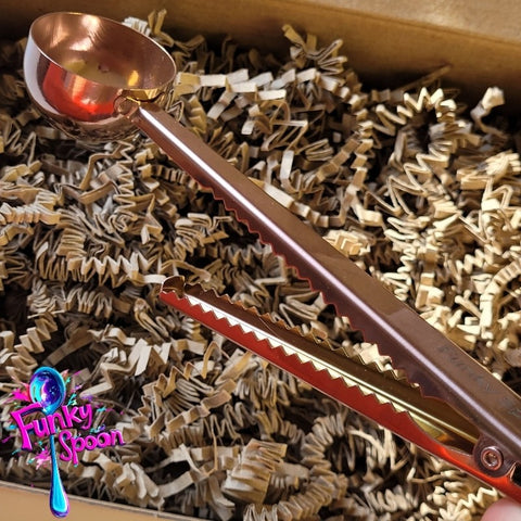 Funky Spoon grawerowana łyżeczka miarowa z klamrą uszczelniającą, Rose Gold