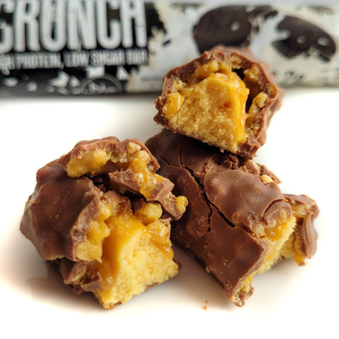 Warrior Crunch Cookies & Cream - baton proteinowy 20g białka, Mleczna Czekolada & Ciasteczkowy Karmel