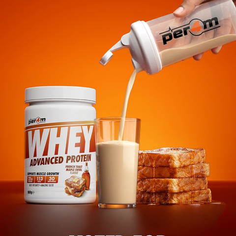 Odżywka białkowa Guiltfree Per4M Whey Advanced Protein o smaku French Toast Maple Swirl w słoiku obok szklanki shake'a