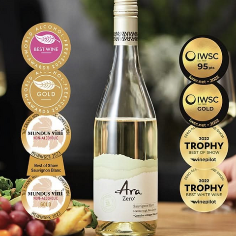 Butelka bezalkoholowego wina Guiltfree Ara Zero Sauvignon Blanc z Marlborough, otoczona złotymi medalami konkursowymi.