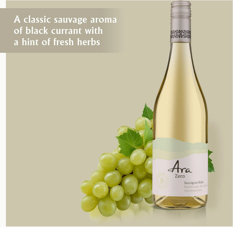 Butelka bezalkoholowego wina Guiltfree Ara Zero Sauvignon Blanc z kiścią zielonych winogron na jasnym tle.