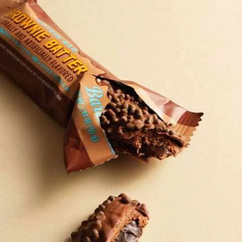 Baton proteinowy Guiltfree Barebells Brownie Batter w czekoladowej polewie z chrupiącymi kawałkami i miękkim środkiem