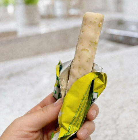 Guiltfree baton proteinowy Built Bar Sour Puff o smaku kwaśnego zielonego jabłka w białej polewie z chrupiącą posypką