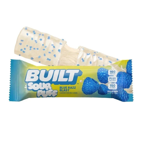 Guiltfree baton proteinowy Built Bar Sour Puff o smaku Blue Razz Blast z białą polewą i niebieską posypką
