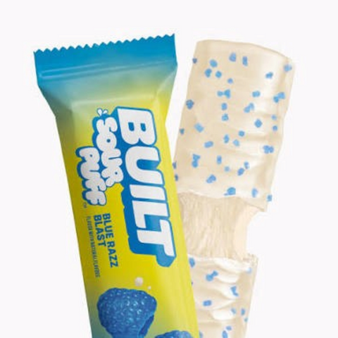 Guiltfree Built Bar Sour Puff Blue Razz Blast w białej polewie z niebieską posypką i nadzieniem piankowym