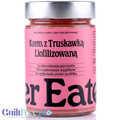 Słoik kremu Guiltfree Finer Eaters z liofilizowaną truskawką, bez cukru i oleju palmowego, na białym tle.