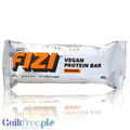 Guiltfree FIZI wegański baton proteinowy o smaku brownie z orzechami i karmelem w białym opakowaniu