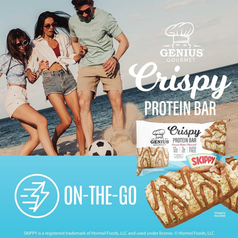 Guiltfree baton proteinowy Genius Gourmet Skippy Peanut Butter na plaży z grupą przyjaciół grających w piłkę