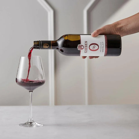 Guiltfree Giesen 0% Merlot nalewane z butelki do kieliszka, czerwone wino bezalkoholowe o głębokim owocowym kolorze