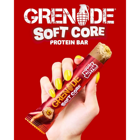 Guiltfree Grenade Soft Core baton proteinowy o smaku czekolady i masła orzechowego trzymany w dłoni z żółtym manicure