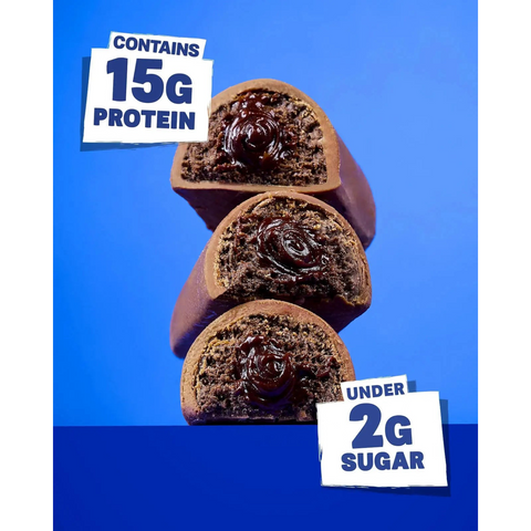 Przekrój batona proteinowego Guiltfree Grenade Soft Core Double Chocolate z kremowym czekoladowym wnętrzem na niebieskim tle