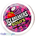 Opakowanie cukierków Guiltfree Ice Breakers Sours o smaku truskawki i jagody, bez cukru, w okrągłym pudełku.