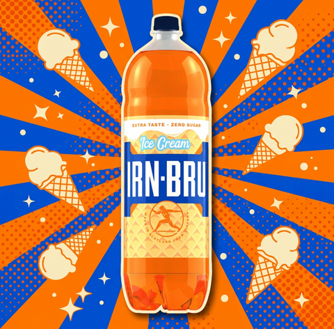 Butelka napoju gazowanego Guiltfree Irn Bru Ice Cream Zero Sugar na tle w pomarańczowo-niebieskie pasy z lodami