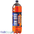 Dwie butelki napoju Guiltfree Irn Bru Xtra i Original o pojemności 2L na stole w ogrodzie podczas grilla