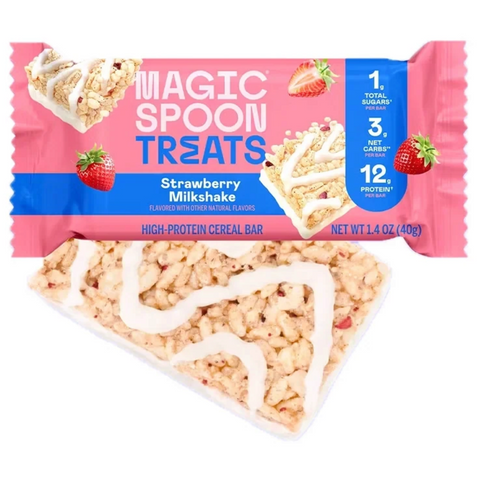 Guiltfree Magic Spoon baton proteinowy o smaku truskawkowego shake'a z chrupiącą bazą i białą polewą w różowym opakowaniu