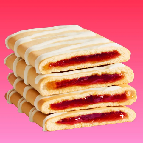 Stos czterech ciastek proteinowych Guiltfree Magic Spoon z truskawkowym nadzieniem i lukrem na różowym tle