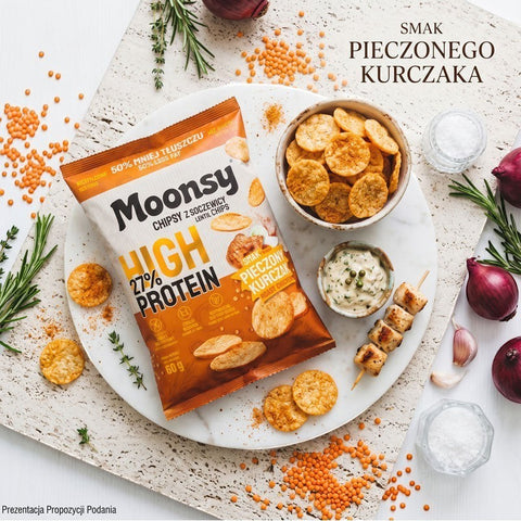 Guiltfree Moonsy chipsy z soczewicy o smaku pieczonego kurczaka z dipem i szaszłykiem na marmurowej desce