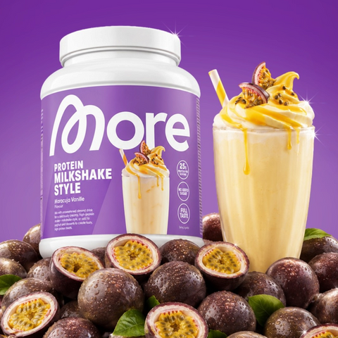 Guiltfree More Nutrition odżywka białkowa o smaku marakui i wanilii w słoiku obok szklanki z kremowym szejkiem
