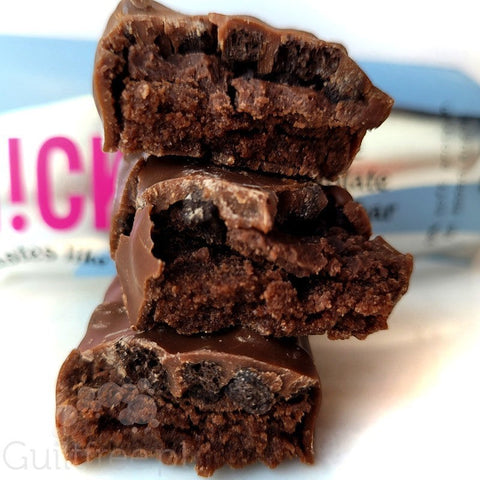 Guiltfree N!ck's Triple Chocolate baton proteinowy w mlecznej czekoladzie z widocznym wnętrzem i kawałkami kakao