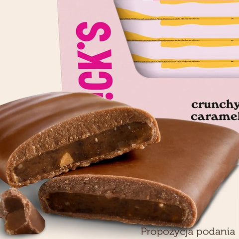 Guiltfree baton N!CK'S Crunchy Caramel w przekroju z widocznym ciągnącym karmelem i kawałkami migdałów w czekoladzie