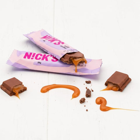 Guiltfree baton czekoladowy N!CK'S Soft Toffee z ciągnącym karmelem w różowym opakowaniu bez dodatku cukru