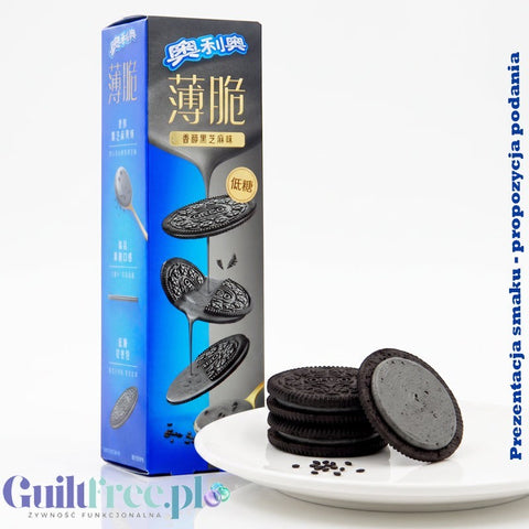 Guiltfree Oreo Thin Crisp z czarnym sezamem, cienkie kakaowe ciastka o obniżonej zawartości cukru na białym talerzyku.