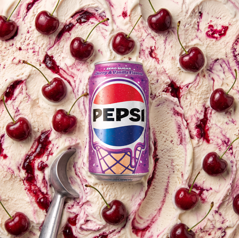 Puszka Guiltfree Pepsi Cherry & Vanilla Zero Sugar na tle lodów waniliowych z wiśniami i gałką do lodów