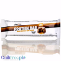 Baton proteinowy Guiltfree Per4m o smaku Sticky Toffee Pudding w białym opakowaniu z grafiką karmelowego deseru.