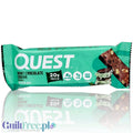 Baton proteinowy Guiltfree Quest Mint Chocolate Chunk z 20g białka w miętowym opakowaniu