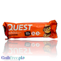Baton proteinowy Guiltfree Quest Overload Nutty By Nature w pomarańczowym opakowaniu z orzechami i czekoladą