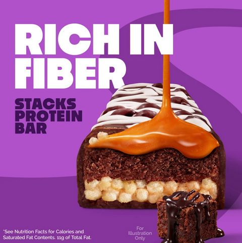 Guiltfree Quest Nutrition Stacks baton proteinowy o smaku brownie z karmelem, widoczny przekrój z chrupiącą warstwą.