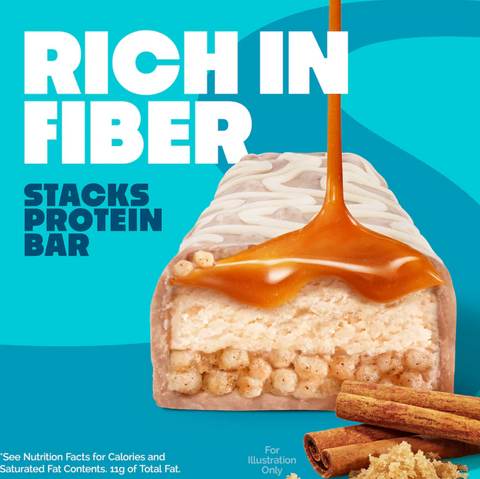 Wielowarstwowy baton proteinowy Guiltfree Quest Stacks o smaku cynamonki z karmelem, chrupiącymi kuleczkami i lukrem