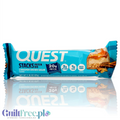 Baton proteinowy Guiltfree Quest Stacks o smaku cynamonki z brązowym cukrem w niebieskim opakowaniu