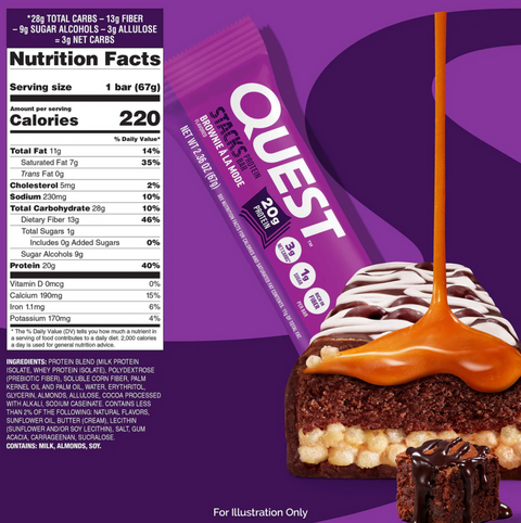Guiltfree baton proteinowy Quest Stacks Brownie a la Mode z warstwowym nadzieniem, karmelem i wartościami odżywczymi.