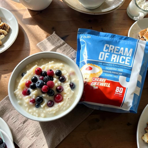 Miska kleiku ryżowego Guiltfree TBJP Cream of Rice o smaku Cherry Bakewell z owocami jagodowymi na stole
