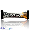 Baton proteinowy Guiltfree Trec Protein Peanut & Caramel w białym opakowaniu z widocznym nadzieniem orzechowo-karmelowym