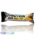 Baton proteinowy Guiltfree Trec o smaku wanilii i karmelu w opakowaniu z nadrukiem czekolady i kwiatów wanilii
