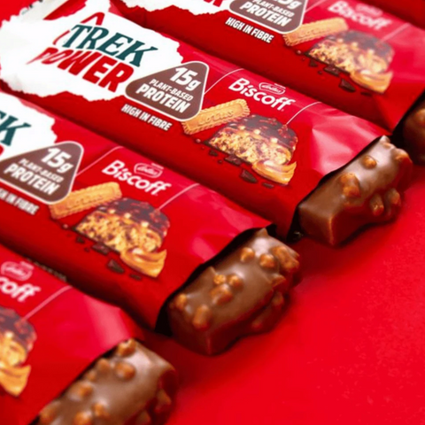 Wegański baton proteinowy Guiltfree Trek Biscoff w czerwonym opakowaniu z 15g białka roślinnego i polewą czekoladową
