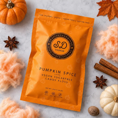 Guiltfree SweetDoughThings wegańska wata cukrowa bez cukru o smaku Pumpkin Spice w pomarańczowym opakowaniu z dyniami