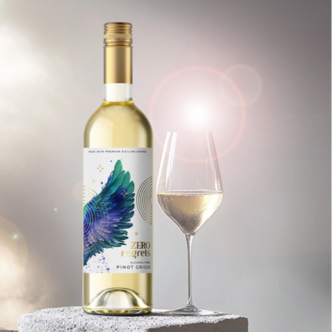 Butelki wina bezalkoholowego Guiltfree Zero Regrets, Pinot Grigio i Primitivo, na kamiennych postumentach w świetle.