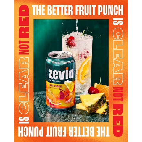 Puszka napoju gazowanego Zevia Fruit Punch bez cukru i kalorii obok szklanki z lodem i świeżymi owocami.